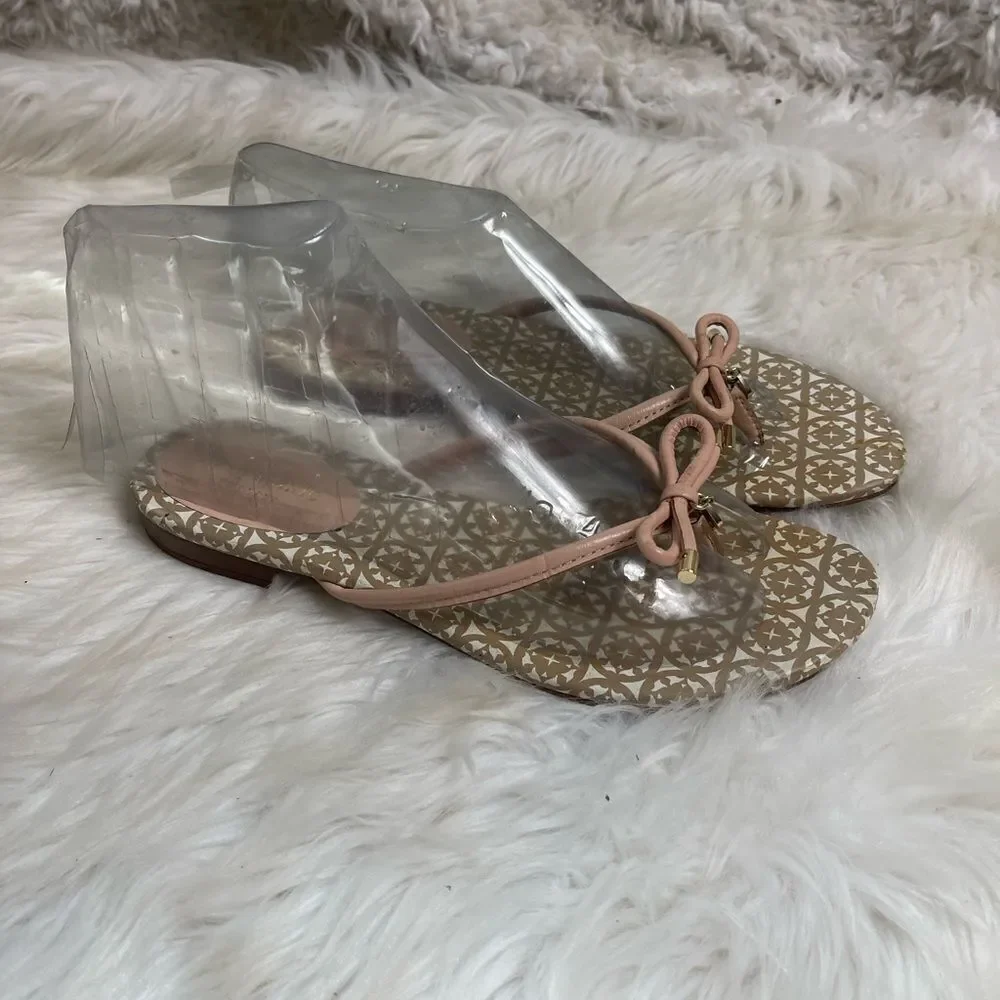 Kate Spade New York leather light pink thong Sandals with gold tone accents SZ8M